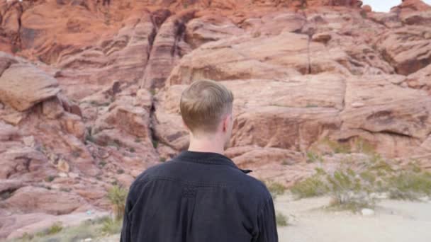 Junger Kaukasischer Mann Läuft Zeitlupe Red Rock Canyon National Conservation — Stockvideo