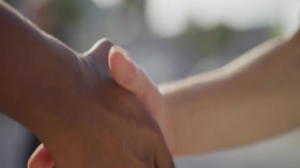 Uścisk Dłoni Close Slow Motion Afroamerykanie Mężczyźni Kaukascy — Wideo stockowe