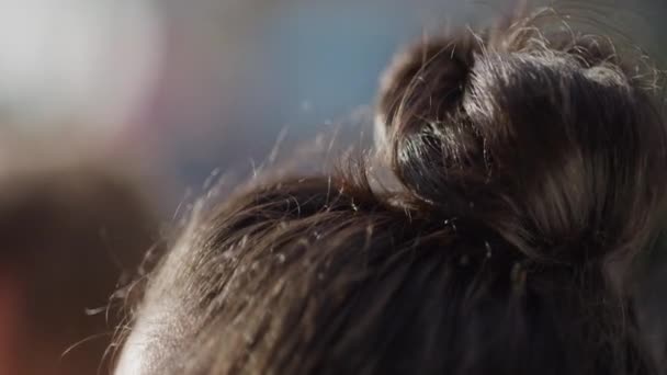 Pain Cheveux Bruns Gros Plan Extérieur Jour Ensoleillé Ralenti — Video