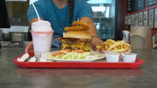 Mitarbeiterin Einem Burger Gelenk Schiebt Ein Volles Tablett Mit Dem — Stockvideo