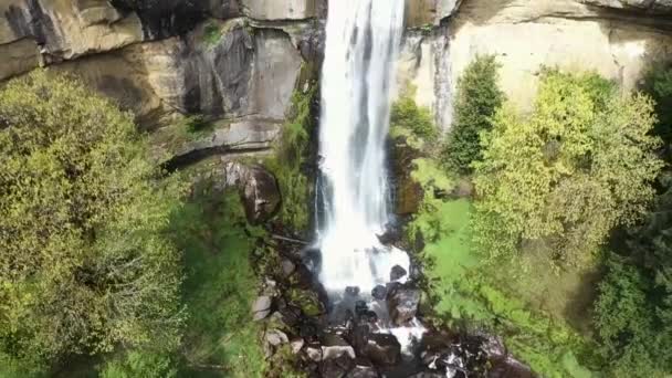 Κηφήνας Πλάνα Της Πτώσης Του Νερού Στο Golden Silver Falls — Αρχείο Βίντεο