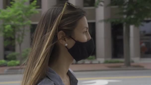 Profile Shot Woman Walking Wearing Black Face Mask Usa Covid — Stock Video