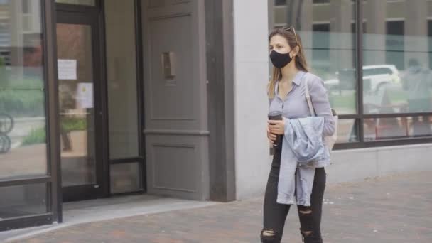 后鱼子酱 19妇女戴着面罩和可重复使用的水瓶在街上行走 — 图库视频影像