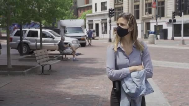 Begreppet Hälsa Och Säkerhet Kvinna Med Skyddsmask Utsidan Virusskydd — Stockvideo