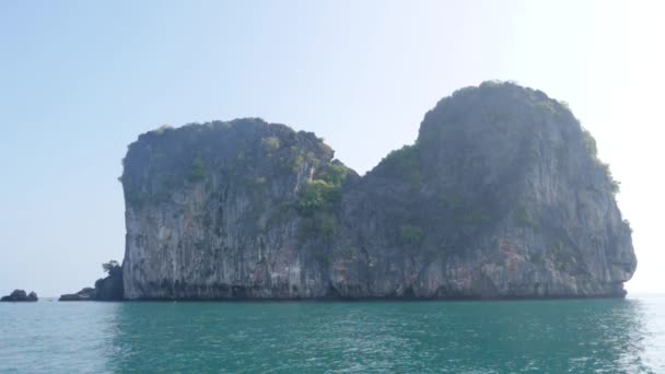 Ultra Zeitlupenaufnahme Eines Riesigen Kalksteinfelsens Mit Vegetation Thailand — Stockvideo