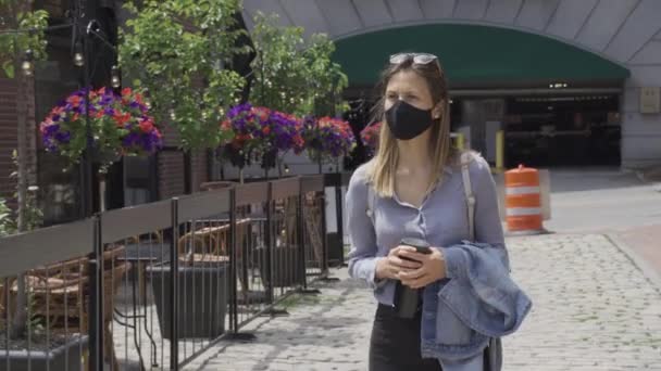 Jovem Mulher Recebe Fresco Após Bloqueio Corona Usa Máscara Facial — Vídeo de Stock