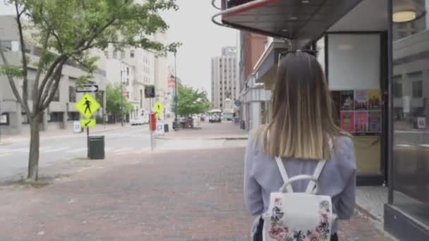 コロナウイルスのパンデミックの間孤独を歩く女性と空の通り ポートランド — ストック動画