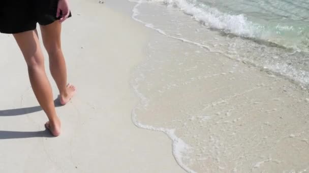 タイの砂浜を歩く足と足の超スローモーションショット — ストック動画