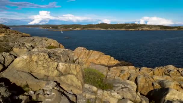 Hermosa Costa Noruega Verano Cielo Azul Oscuro Con Nubes Fondo — Vídeos de Stock