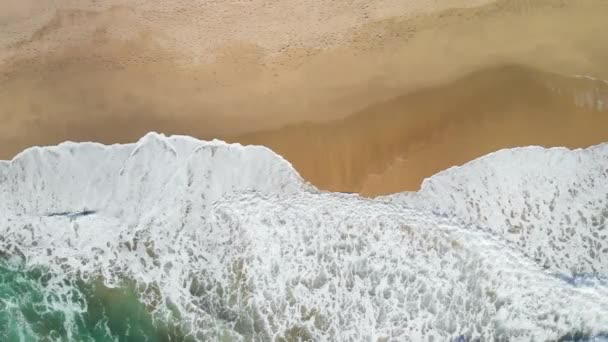 モンタラ近くのカリフォルニア海岸でクラッシュする波のトップダウンまだ空中ショット — ストック動画