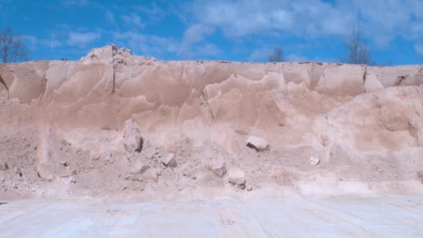 巨大な砂のマウンドに対するバレンの荒野を通って若いモデルのプロット — ストック動画