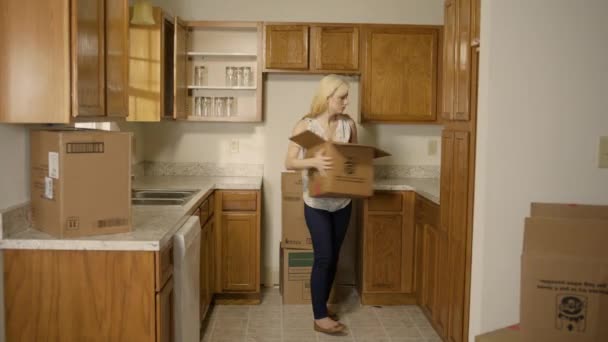 Nouveau Propriétaire Déménage Des Boîtes Dans Une Nouvelle Maison Pendant — Video