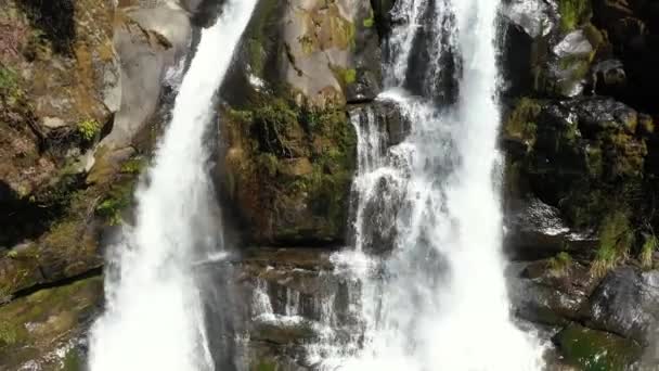 Drone Riprese Vicino Della Doppia Cascata Che Scorre Tra Masso — Video Stock