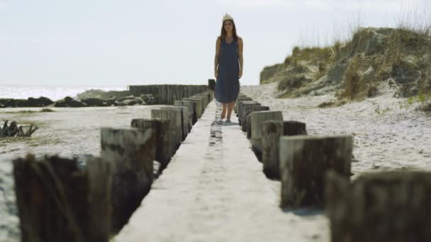 Θηλυκό Μοντέλο Στη Θάλασσα Shell Crown Walks Προς Την Κάμερα — Αρχείο Βίντεο