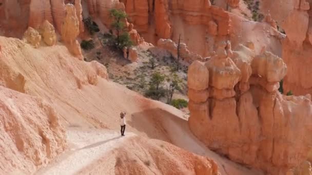 Female Tourist Trail Looking Hoodoos Bryce Canyon National Park Utah — Stock videók