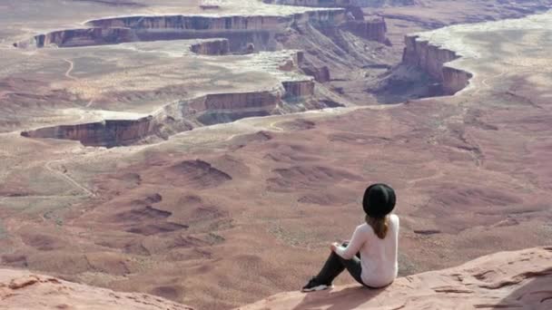 Abd Nin Utah Kentindeki Canyonlands Ulusal Parkı Nda Kayanın Üzerinde — Stok video