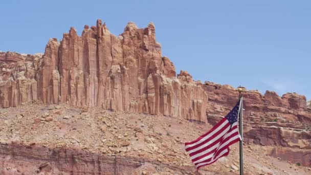 美国犹他州国家公园山前风中飘扬的美国国旗慢镜头 — 图库视频影像