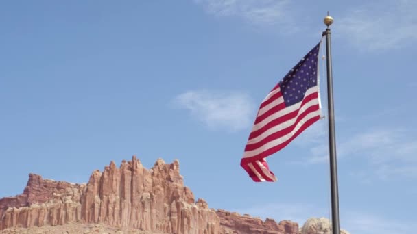 Slow Motion Shot Usa Flag Blowing Wind Μπροστά Από Τεράστιες — Αρχείο Βίντεο