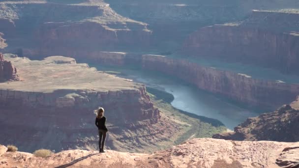 Slow Motion Shot Female Tourist Standing Cliff Looking Colorado River — Stockvideo
