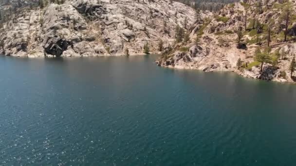 Colpo Aereo Veloce Pini Granito Sulla Riva Alto Lago Della — Video Stock