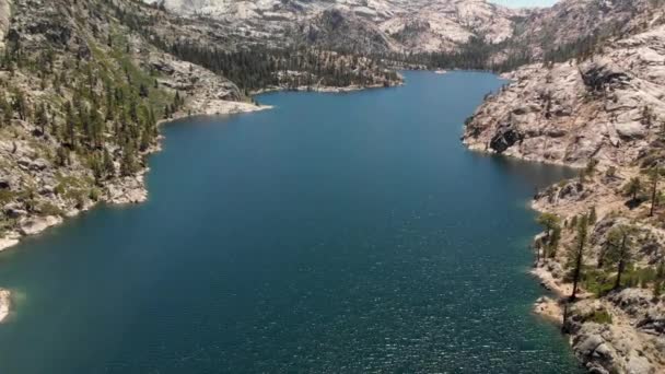 Expansive Aerial Large High Sierra Lake California Surrounded Granite Pine — Stock Video