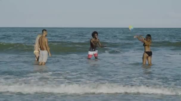 Vielfältige Freundesgruppe Wirft Beach Ball Den Ozean — Stockvideo