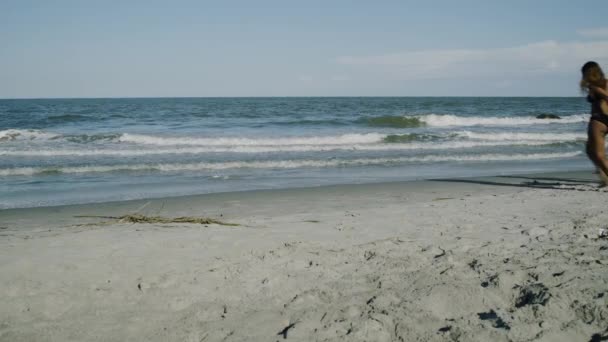 Přátelé Běží Oceánu Slunečného Dne Folly Beach Široké Statické — Stock video