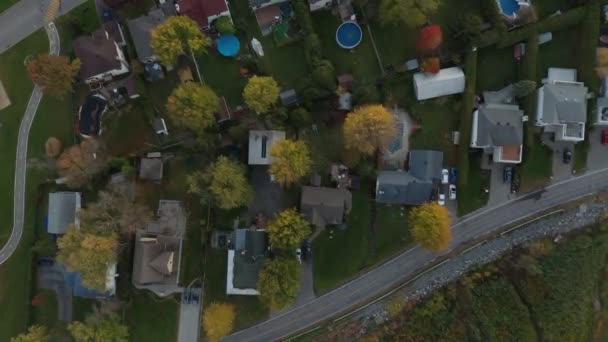 住宅街の家のストレート垂直オーバーヘッド空中ドローンショット — ストック動画
