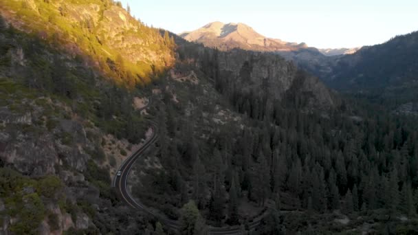 Vista Aérea Carro Descendo Sonora Pass Serra Nevada Serra Pôr — Vídeo de Stock