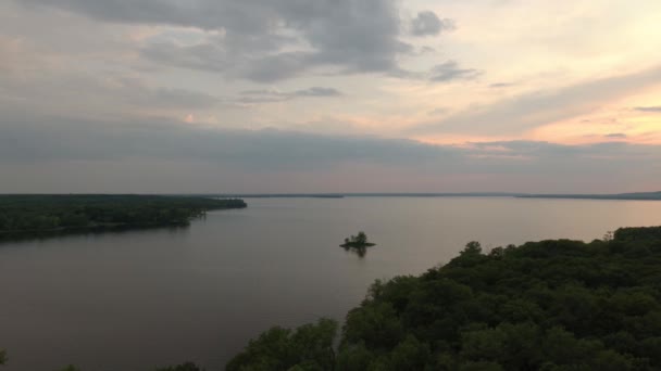 Natureza Drone Costeiro Tiro Baía Terra Com Pequenas Colinas Distância — Vídeo de Stock