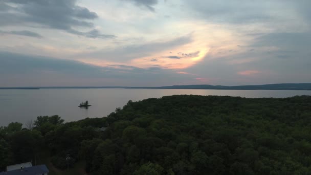 Drone Voando Sobre Floresta Amanhecer Direção Lago Céu Rosa — Vídeo de Stock