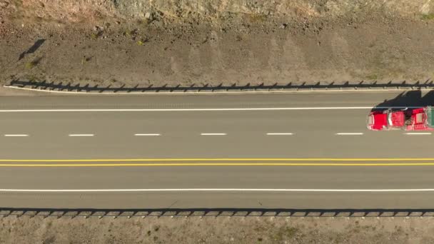 Vista Vertical Del Dron Carretera Con Pocos Coches Conduciendo Rápido — Vídeos de Stock
