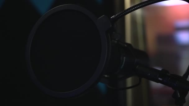 Kayıt Stüdyosunda Pop Filtresi Olan Siyah Bir Mikrofon Çekim Yavaş — Stok video