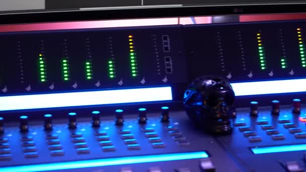 Panoramica Del Mixer Con Teschio Nero Colpo Panning Liscio Elegante — Video Stock