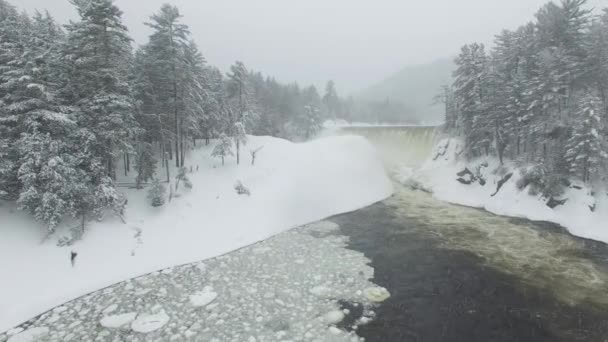 Drone Vliegende Thru Sneeuwval Naar Magische Winter Landschap Van Een — Stockvideo