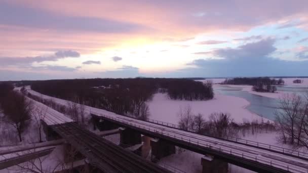 沿海农村地区铁路上空美丽的冬日落日空中拍击 — 图库视频影像