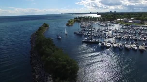 Drone Volando Acercándose Cubierta Del Barco Con Árboles Verdes Sol — Vídeos de Stock