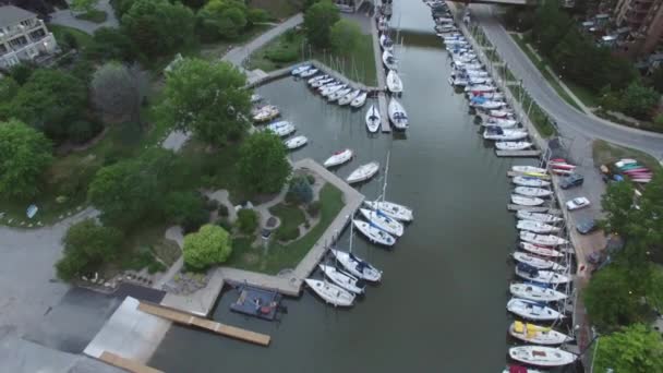 Langzame Achterwaartse Beweging Van Drone Vlucht Bloot Mooie Jachthaven Stad — Stockvideo