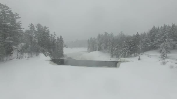 汽笛在结冰的河面上飞驰 水边滑向湖面 — 图库视频影像
