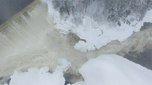 Dondurucu Kışta Akan Nehrin Kuş Bakışı Görüntüsü Lar Tarafından Filme — Stok video
