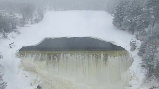 Elevación Tiro Cascada Durante Día Nevado Campo Canadá — Vídeos de Stock