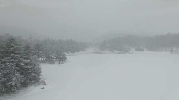 Drone Voando Sobre Lago Coberto Gelo Branco Durante Tempestade Neve — Vídeo de Stock