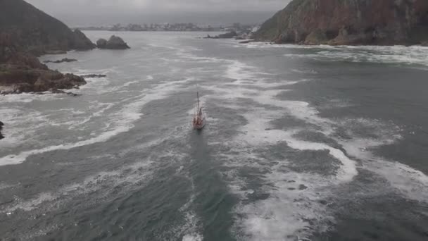 Loď Překračuje Zpěněnou Řeku Knysna Stříbřitě Zatažených Podmínkách — Stock video