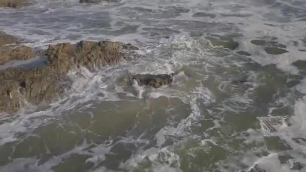 Rápido Aéreo Baixo Sobre Espumoso Whitewater Ocean Shore Break África — Vídeo de Stock