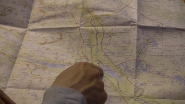 Рука Показує Різні Стежки Великій Паперовій Карті Альпах — стокове відео