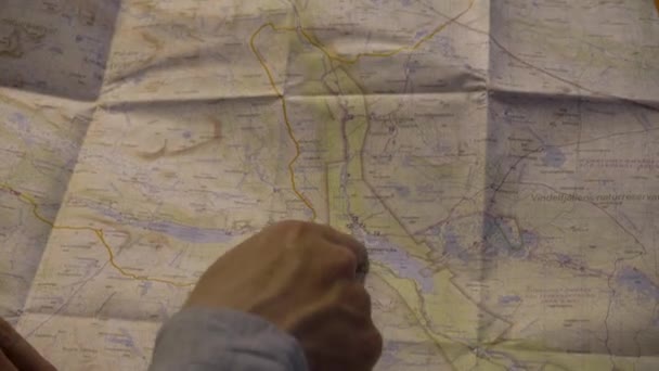 Una Mano Está Mostrando Diferentes Senderos Gran Mapa Papel Los — Vídeo de stock