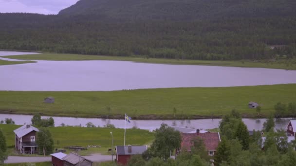 Kuzeyde Küçük Bir Skandinav Köyü Ortasında Büyük Bir Göl Var — Stok video