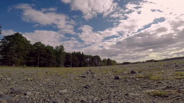 Två Killar Skotrar Gör High Five När Kör Förbi Kameran — Stockvideo