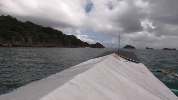 Ilha Hopping Barco Outrigger Nas Filipinas — Vídeo de Stock