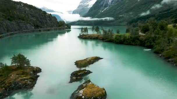 Latanie Nad Małymi Wysepkami Pięknym Jeziorze Loen Zachodnia Norwegia — Wideo stockowe